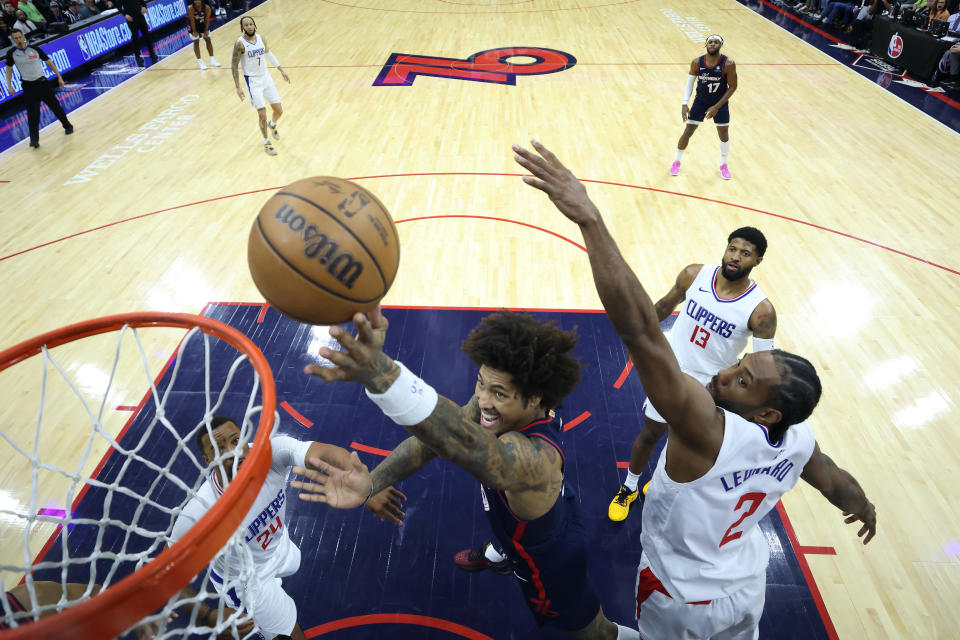 PHILADELPHIA, PENNSYLVANIA - MARCH 27: Kelly Oubre Jr. #9 of the Philadelphia 76ers shoots a lay up past Kawhi Leonard #2 of the LA Clippers during the fourth quarter at the Wells Fargo Center on March 27, 2024 in Philadelphia, Pennsylvania. NOTE TO USER: User expressly acknowledges and agrees that, by downloading and or using this photograph, User is consenting to the terms and conditions of the Getty Images License Agreement. (Photo by Tim Nwachukwu/Getty Images)