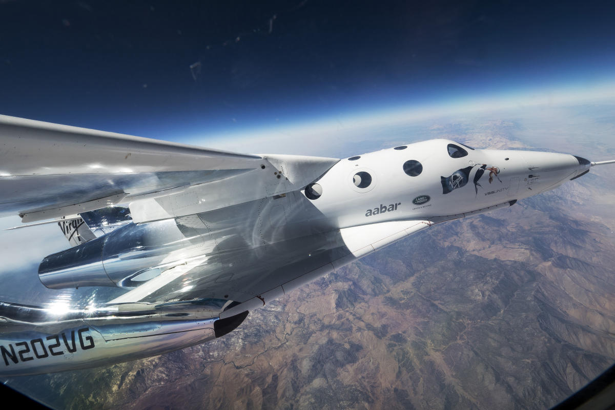 virgin galactic taps under armour for spacesuit pilots will wear on future  flights