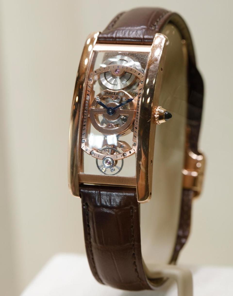玫瑰金的Tank Cintrée鏤空腕錶，限量100只，定價NT$1,970,000。