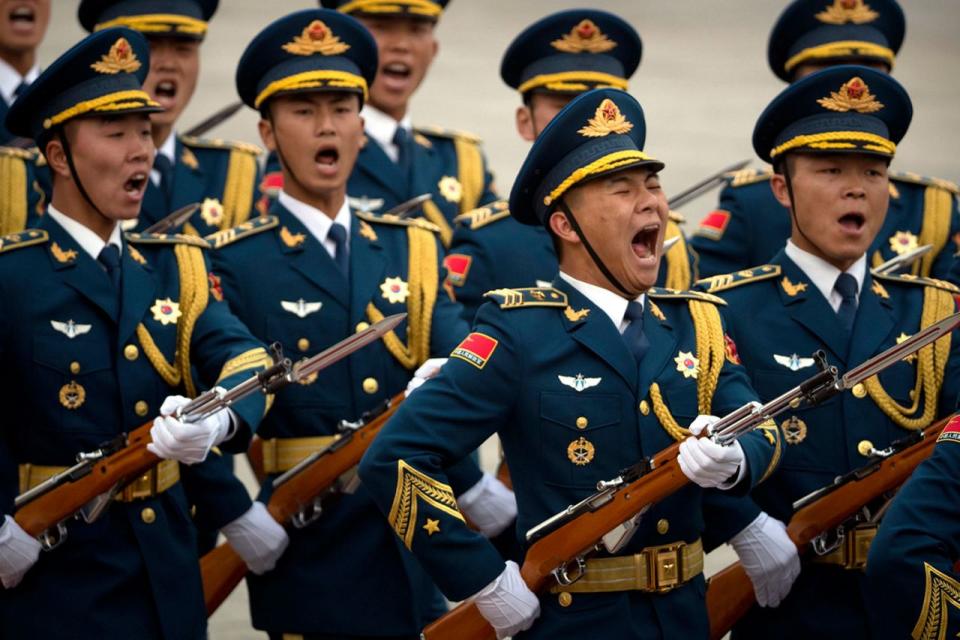 <p>Mitglieder einer chinesischen Ehrengarde marschieren während einer Empfangszeremonie für den serbischen Präsidenten Tomislav Nikolic vor der Großen Halle des Volkes in Beijing auf. (Bild: Mark Schiefelbein/AP) </p>