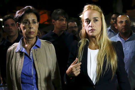 Lilian Tintori (R), wife of jailed opposition leader Leopoldo Lopez, and Lopez's mother Antonieta Mendoza attend a news conference in Caracas September 10, 2015. REUTERS/Carlos Garcia Rawlins