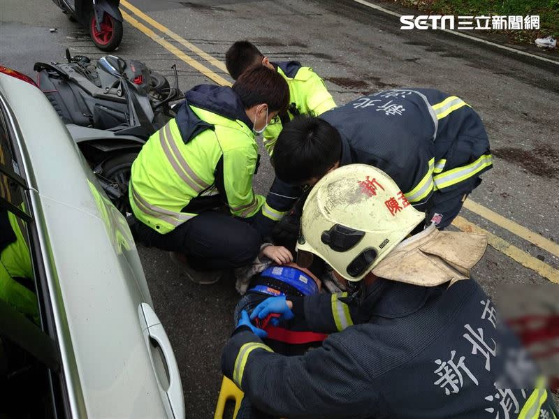 消防人員協助救援。（圖／翻攝畫面）