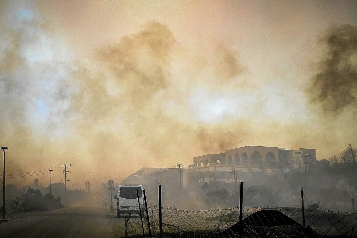 Un incendie, de grande ampleur, s'est déclaré sur l'île de Rhodes, obligeant 30 000 personnes à quitter leur domicile.  - Credit:EUROKINISSI / Eurokinissi / AFP