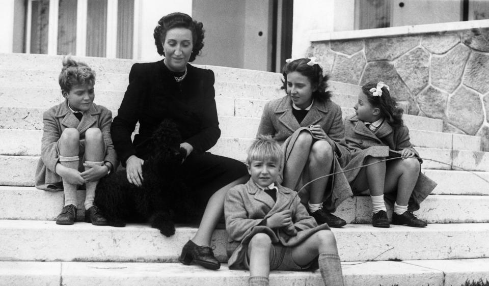 La familia vivía en el exilio en Estoril (Portugal). En la imagen se ve a los cuatro hijos de los Condes de Barcelona, Juan Carlos (9 años), Alfonso (6 años), María del Pilar (11 años) y Margarita (8 años). (Foto: Keystone-France/Gamma-Keystone via Getty Images)