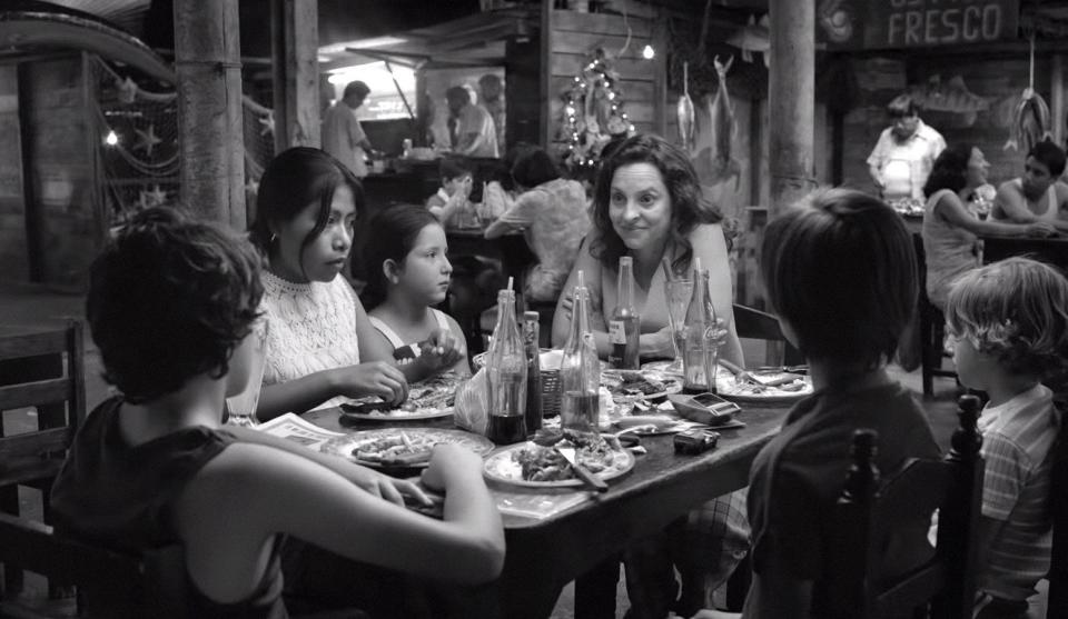 Diego Cortina Autrey, Yalitza Aparicio, Daniela Demesa, Marina de Tavira, Carlos Peralta and Marco Graf all sit at a table together