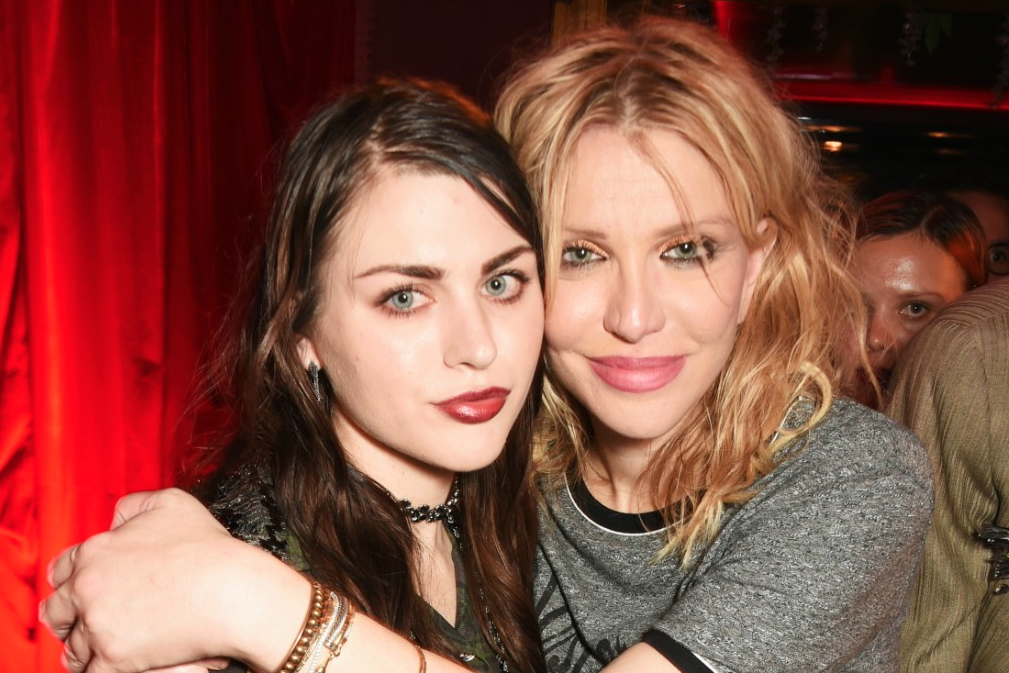 Frances Bean junto a su madre, Courtney Love.