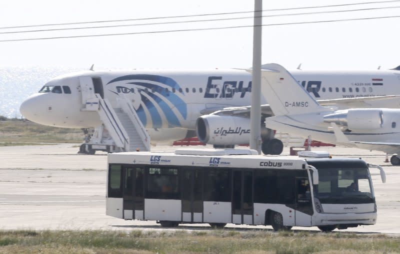 降落在賽普勒斯機場的埃及航空班機。（美聯社）