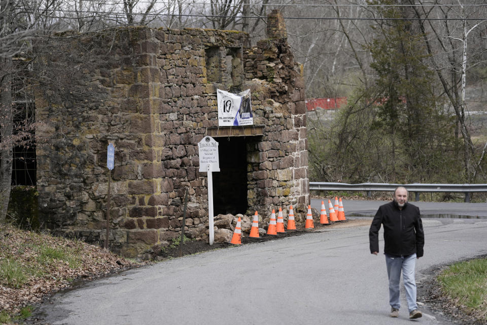 Escombros del histórico molino Taylor en Lebanon, Nueva Jersey, acordonados con conos de seguridad, el viernes 5 de abril de 2024. (AP Photo/Matt Rourke)