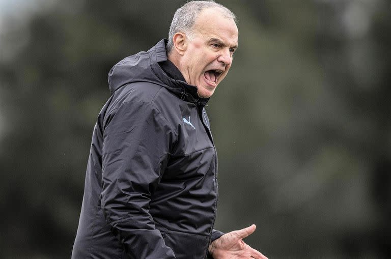 La energía renovada de Marcelo Bielsa en un entrenamiento de Uruguay; el DT, siempre a pleno