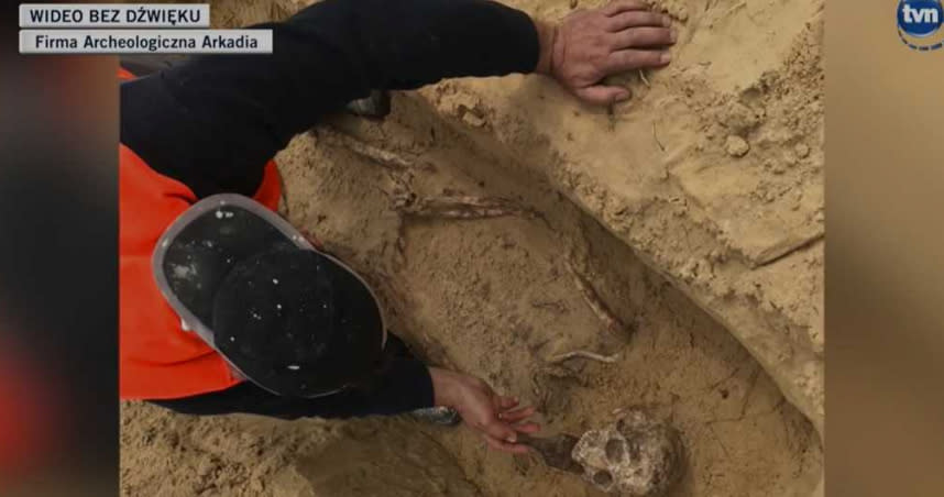 波蘭東南部村莊發現大型墓地，埋葬著115具遺骸 ，嘴裡還塞硬幣！（圖／tvn24.pl）