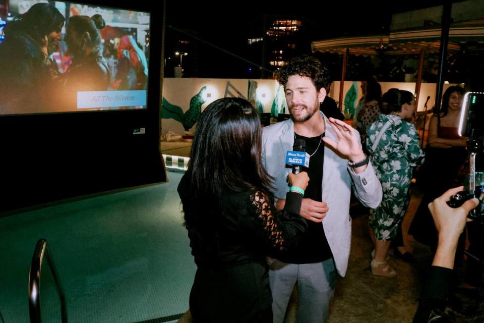 La periodista Esther Piccolino entrevista al actor Héctor Medina de “Los Frikis” dirigida por Tyler Nilson y Michael Schwartz. Miami Film Festival