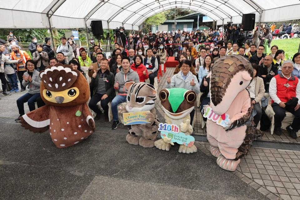 今（113）年是動物園110周年，動物園以「Devoting to Rewilding」為主軸，LOGO更以13種台北市立動物園保育交流成果焦點物種，希望藉此呼籲大眾從保育自然界的動植物為起點，一起努力翻轉物種瀕危的趨勢。圖/台北市政府提供