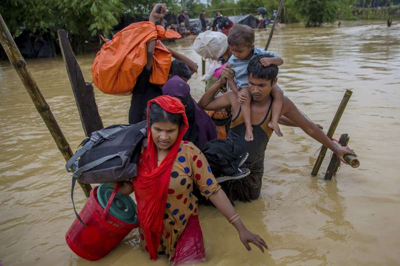 一個羅興亞家庭涉水從緬甸逃到孟加拉（AP）