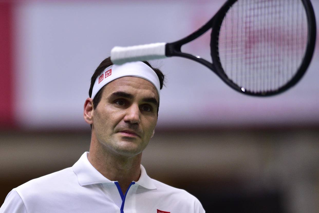 El tenista suizo Roger Federer hace volar su raqueta durante un partido en Buenos Aires en 2019.