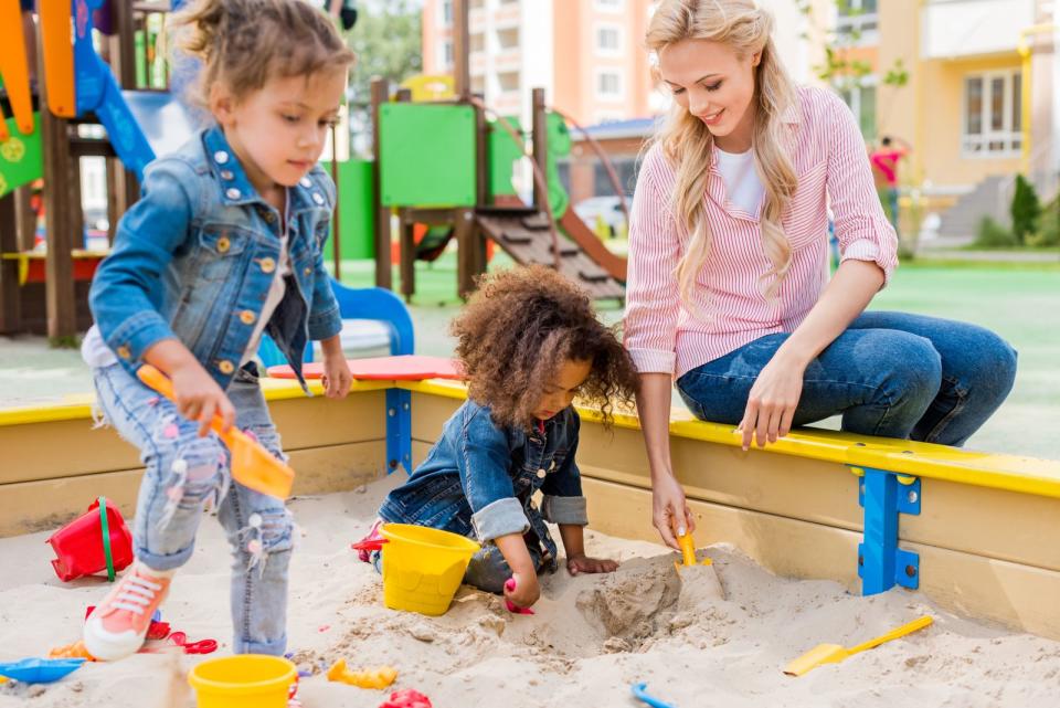 Kommt Ihnen das nicht komisch vor? Sie sitzen als einzige Mutter mit Schaufel und Eimerchen im Sandkasten, anstatt daneben auf der Parkbank? (Bild: iStock / LightFieldStudios)