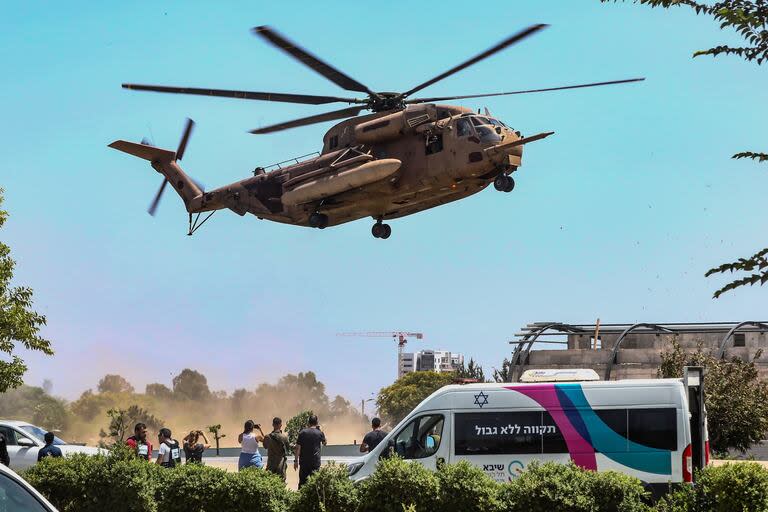 El helicóptero que transporta a los rehenes israelíes rescatados llega a un centro médico, en Ramat Gan