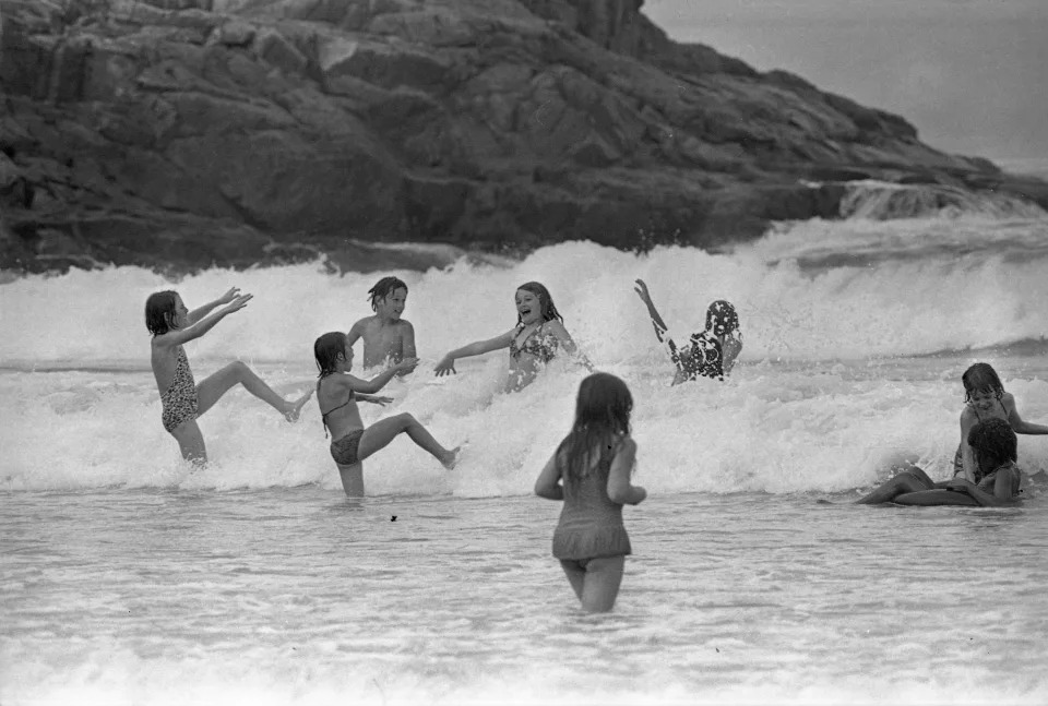 港島大浪灣景色優美，小朋友落水玩當然開心。攝於 1977 年 4 月。 (Photo by Chan Kiu/South China Morning Post via Getty Images)