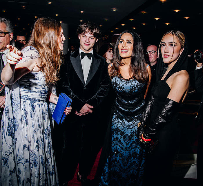 Valentina Pinault y August Evangelista, hijos de Francis- Henri Pinault, conocen a Drew Barrymore en la gala Time