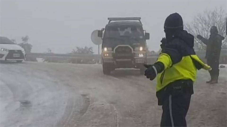 追雪族衝合歡山 路面結冰車頻打滑