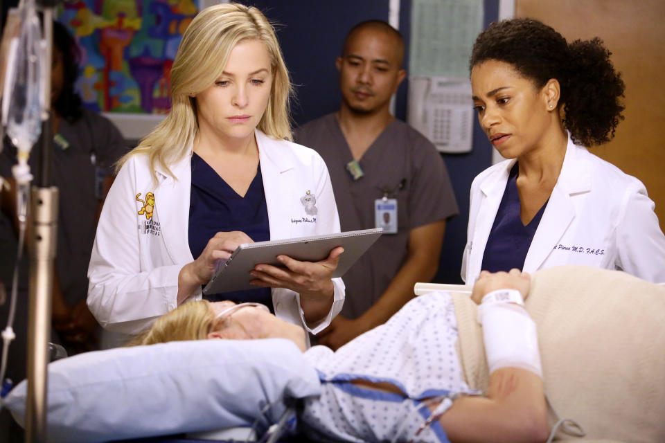 GREY’S ANATOMY, Season Thirteen – “Jukebox Hero” – Richard and the attendings set out to make Eliza’s first day at Grey Sloan a bumpy one. Meanwhile, Meredith tries to track down Alex.