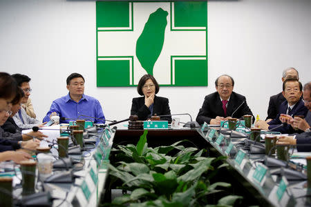 Taiwanese President Tsai Ing-wen (C) attends a Democratic Progressive Party (DPP) meeting in Taipei, Taiwan May 25, 2016. REUTERS/Tyrone Siu