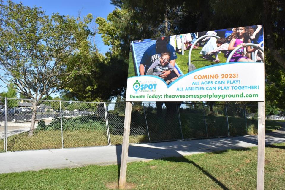 Un cartel en la esquina de Beyer Park y Sylvan Meadows muestra dónde se está construyendo el parque infantil inclusivo The Awesome Spot en el norte de Modesto. Fotografiado el 29 de abril de 2024.