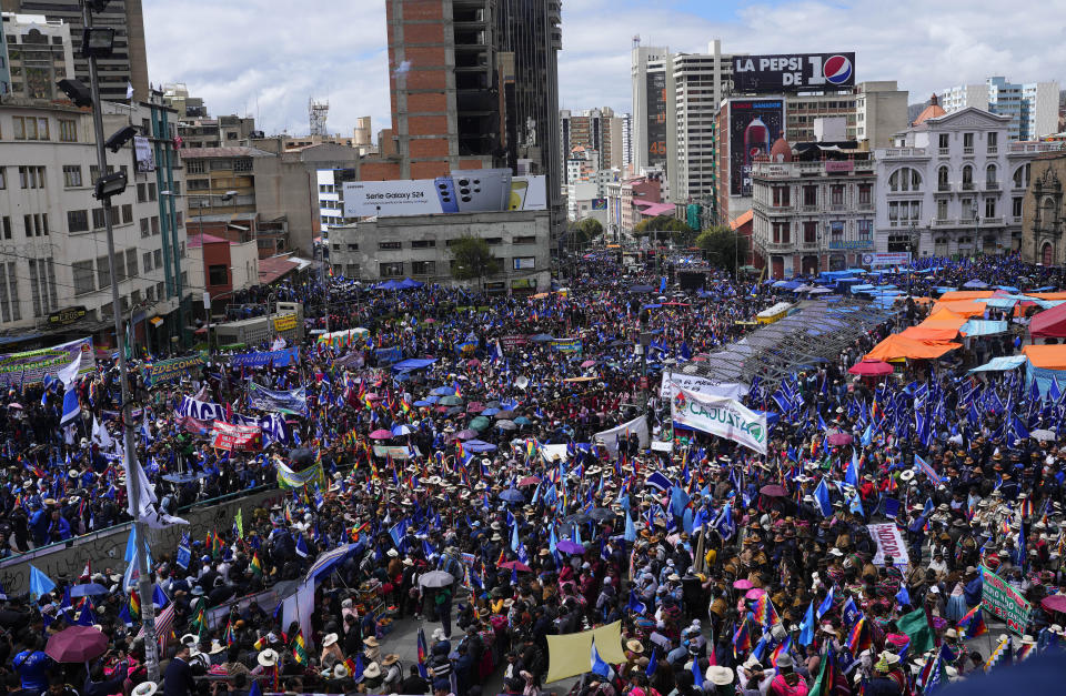 Partidarios del presidente boliviano, Luis Arce, en un acto de celebración por los 29 años de la fundación del partido oficialista, el Movimiento al Socialismo (MAS), en La Paz, Bolivia, el jueves 28 de marzo de 2024. (AP Foto/Juan Karita)