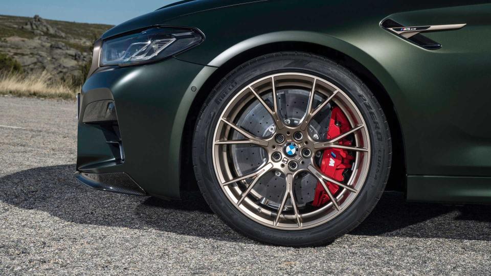 2022 BMW M5 CS 正式登場！帶著大量的碳纖維配件與更強的性能 