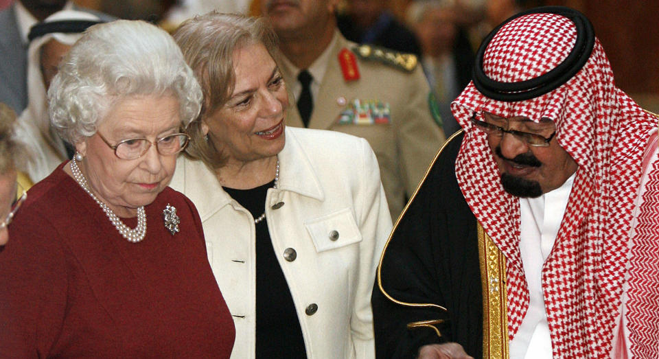 Britain's Queen Elizabeth II (L) shows King Abdullah of Saudi Arabia,  Saudi Arabian items from the Royal Collection in the Picture Gallery at Buckingham Palace, in London, 30 October 2007. Saudi Arabia's King Abdullah received a lavish welcome from Queen Elizabeth II Tuesday as he started a state visit amid angry protests and headlines after accusing Britain of anti-terrorism failures. The queen, alongside her husband Prince Philip and Prime Minister Gordon Brown, formally welcomed the king at Horse Guards Parade in central London, where he inspected an honour guard in bearskin hats. AFP PHOTO/KIRSTY WIGGLESWORTH/WPA POOL (Photo credit should read AKIRA SUEMORI/AFP via Getty Images)