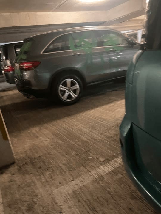 車輛的車身被人用綠色噴漆噴上「兇手」二字。（網上相片）