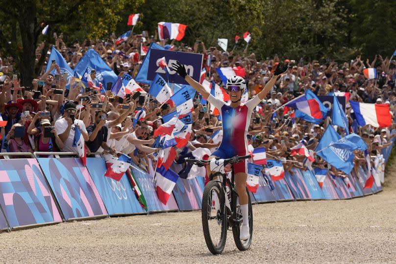 La francesa Pauline Ferrand Prevot, celebra su victoria en ciclismo de montaña femenino este domingo.