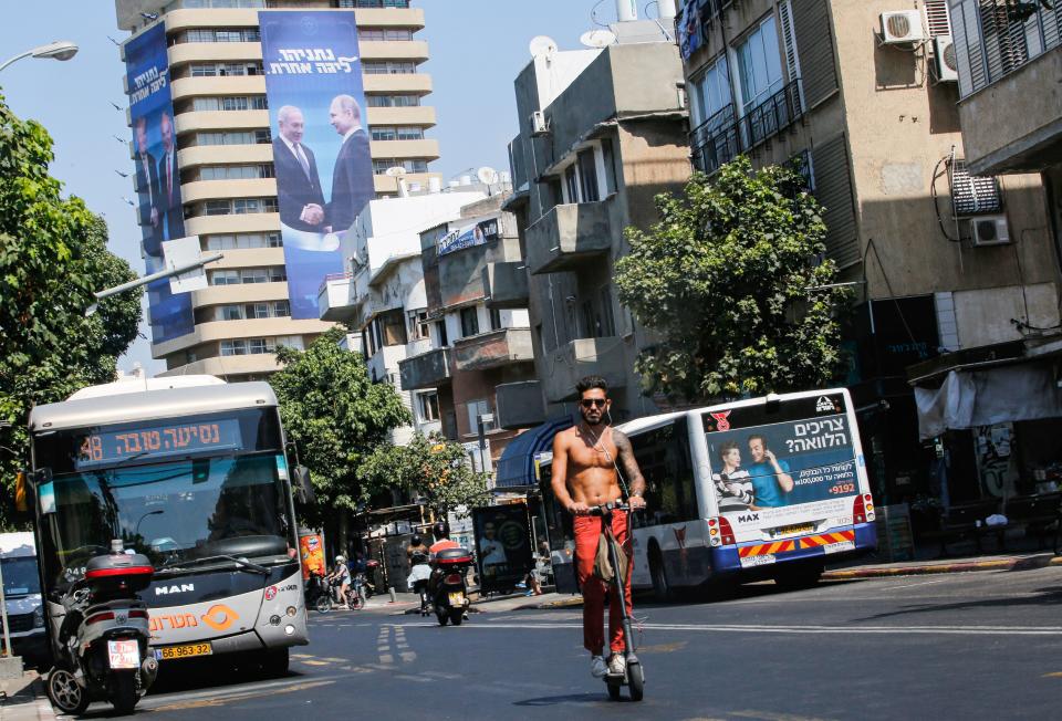 Tel Aviv prueba carreteras eléctricas que carguen al mismo tiempo los vehículos. (GIL COHEN-MAGEN/AFP via Getty Images)