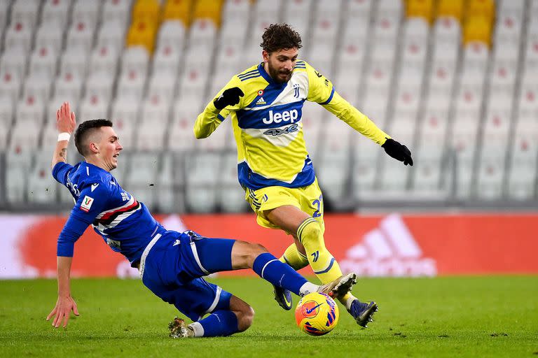 Manuel Locatelli y Kristoffer Askildsen luchan por la pelota durante el partido entre Juventus y Sampdoria