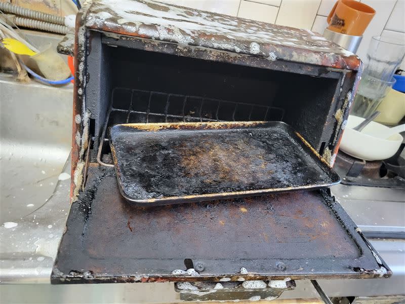 原PO媽媽的烤箱，內部一片焦黑。（圖／翻攝自爆廢公社公開版）