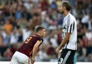 AS Roma's Edin Dzeko (L) celebrates after scoring against Juventus during their Serie A soccer match at Olympic stadium in Rome, Italy, August 30, 2015. REUTERS/Alberto Lingria