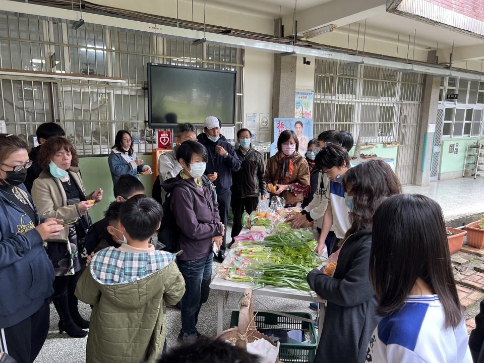 新竹縣峨眉國中學生以第一級產業業者解說在地農作物