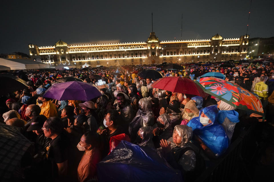 El público en el concierto gratuito del cantautor cubano Silvio Rodríguez en el Zócalo de la Ciudad de México el 10 de junio de 2022. (Foto AP/Eduardo Verdugo)