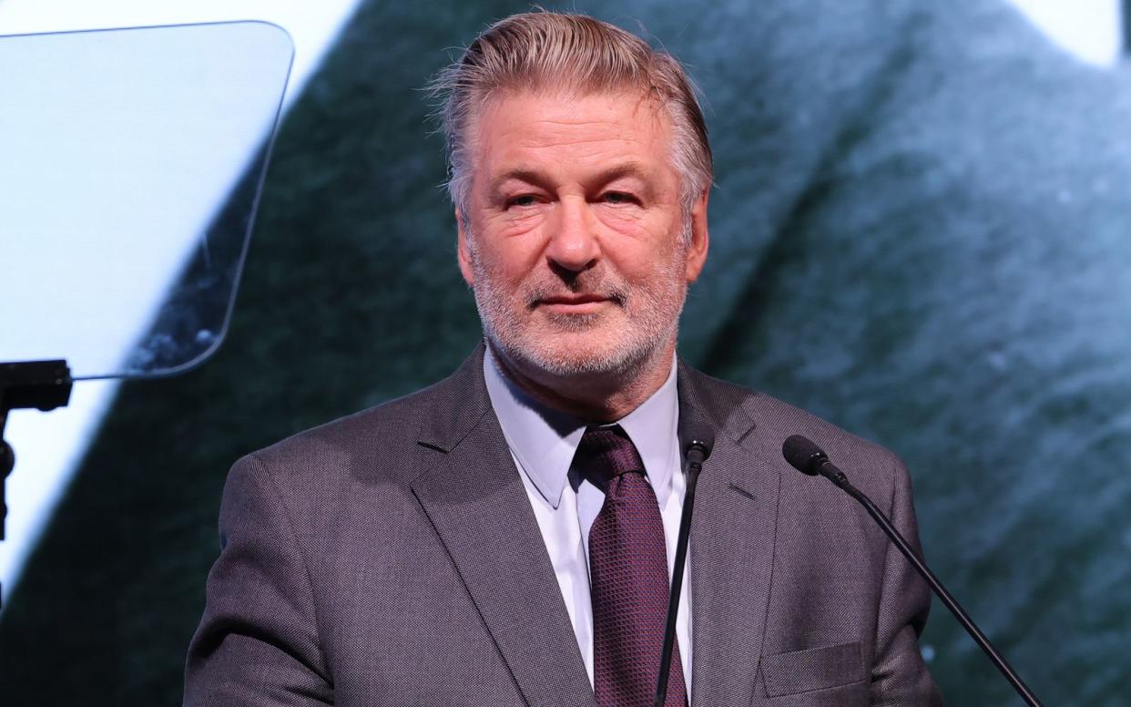 Für die tödlichen Schüsse auf die Kamerafrau Halyna Hutchins muss sich Alec Baldwin vor Gericht verantworten. Ein amerikanischer Schauspielerverband stellt sich nun hinter den Schauspieler.  (Bild: 2022 Mike Coppola/Getty Images for 2022 Robert F. Kennedy Human Rights Ripple of Hope Gala)