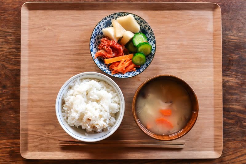 ▲有些人會在飯剩下一點時，加點湯，就能很快的吃光一碗飯，但常聽到老人家說「湯配飯會胃痛」。（示意圖／翻攝自《unsplash》 ）