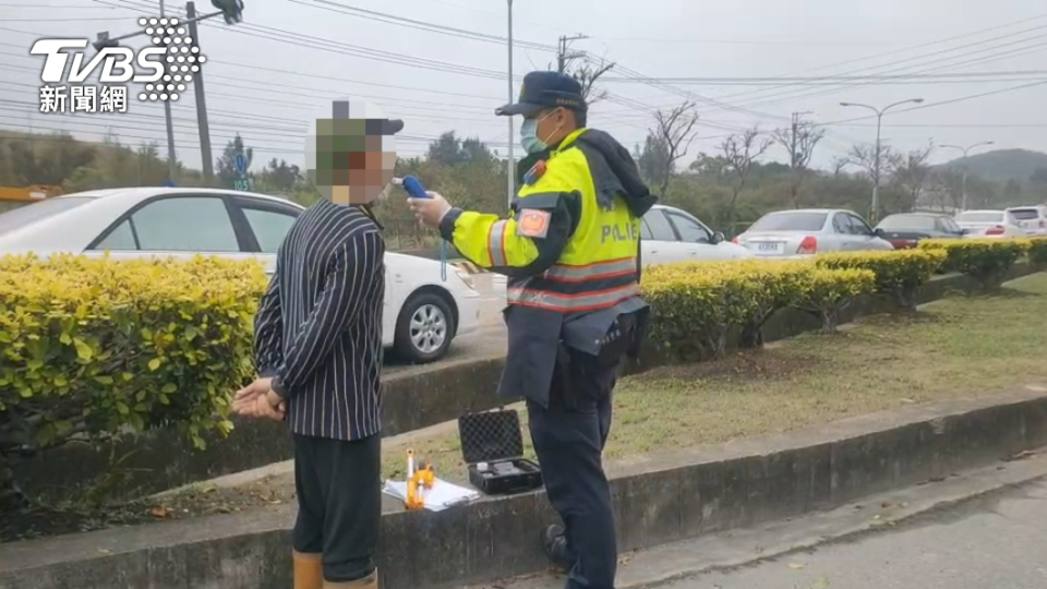 警方對砂石車駕駛實施酒測。（圖／TVBS）