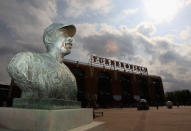 ATLANTA, GA - APRIL 08: A statue of Hank Aaron sits outside of the stadium ahead of the Philadephia Phillies versus Atlanta Braves during their opening day game at Turner Field on April 8, 2011 in Atlanta, Georgia. (Photo by Streeter Lecka/Getty Images)