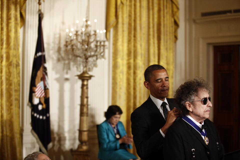 El presidente Barack Obama otorga a Bob Dylan la Medalla Presidencial de la Libertad en la Casa Blanca en Washington el 29 de mayo de 2012. (Luke Sharrett/The New York Times)