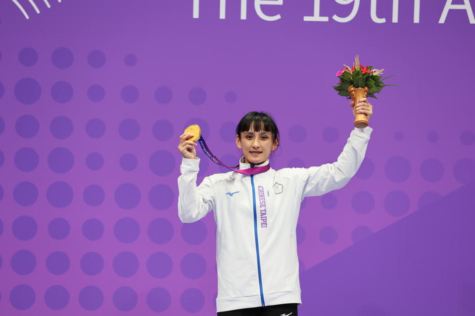 我國空手道選手谷筱霜在榮獲女子50公斤級金牌頒獎後，開心地高舉金牌。