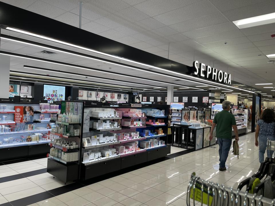 Forse dimezza le dimensioni di questi negozi Sephora, trasformane una parte in uno Starbucks molto trafficato.