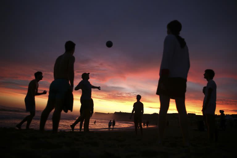 Chapadmalal, el nuevo paraíso para los jóvenes que eligen disfrutar del atardecer en playa Cruz del Sur