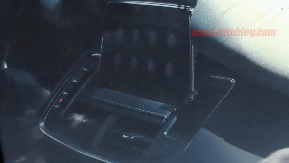 圖 / 新一代Cadillac Escalade最大亮點在於內裝，中控台區域採用類似平板電腦的觸控螢幕，當要使用時會緩緩升起。