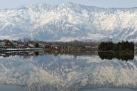 En Inde, dans la vallée du Cachemire, le Lac Dhal est célèbre pour ses magnifiques reflets. (Photo : TAUSEEF MUSTAFA / AFP)