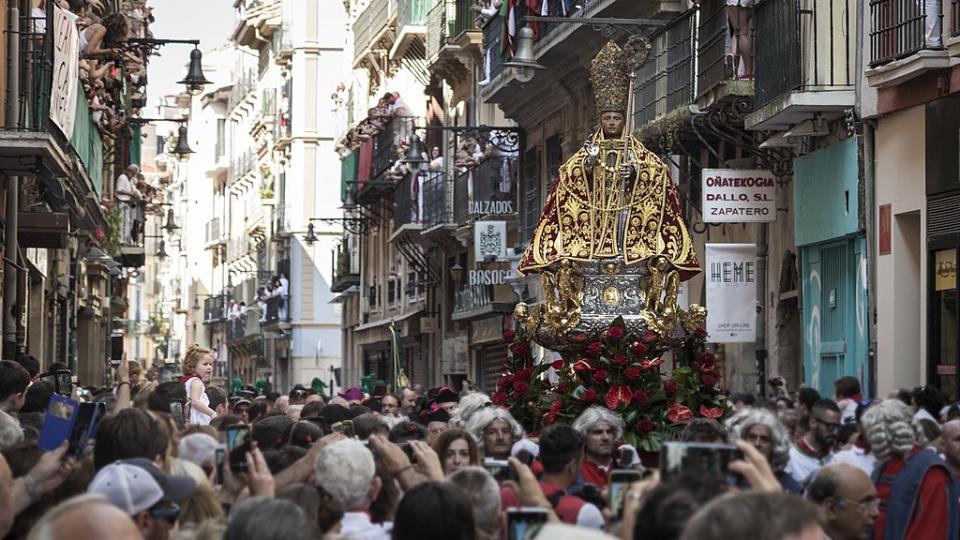 奔牛節 (Photo by San Fermin Pamplona Navarra from España, License: CC0, Wikimedia Commons提供, 圖片來源www.flickr.com/photos/sanferminpamplona/43839660741)