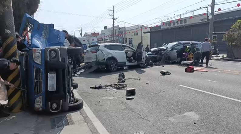 恐怖車禍！休旅車驚悚對撞　波及來車釀四車連撞四人送醫