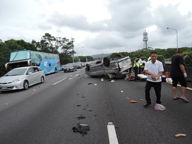 國道3號竹林路段車輛翻覆 1重傷7輕傷。警方提供